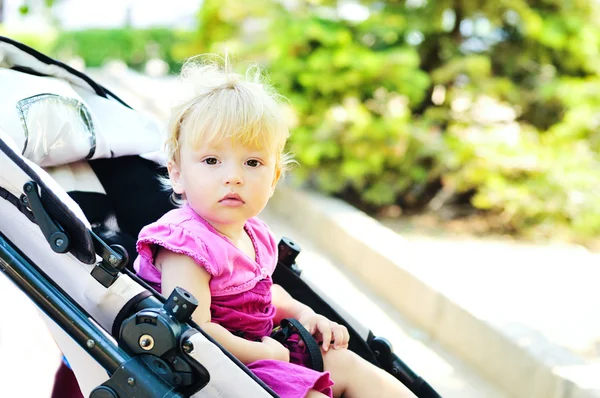 Сладкий ребенок в коляске — стоковое фото