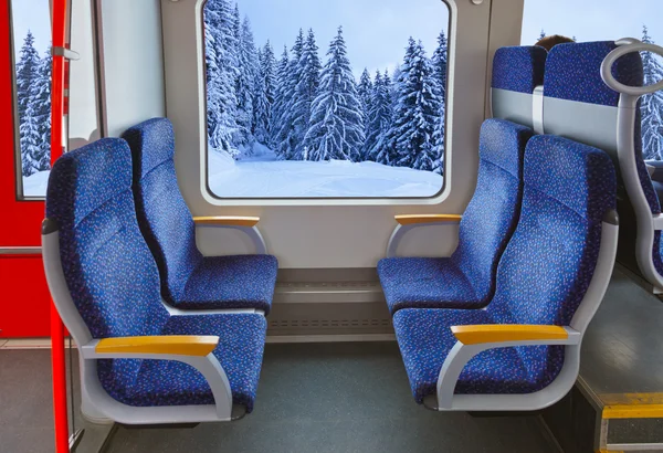 Интерьер поезда и зимний лес — стоковое фото