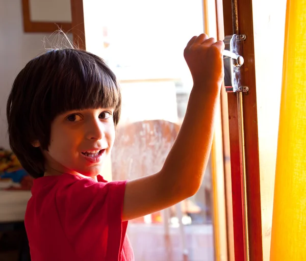 Мальчик открывает дверь нового дома — стоковое фото
