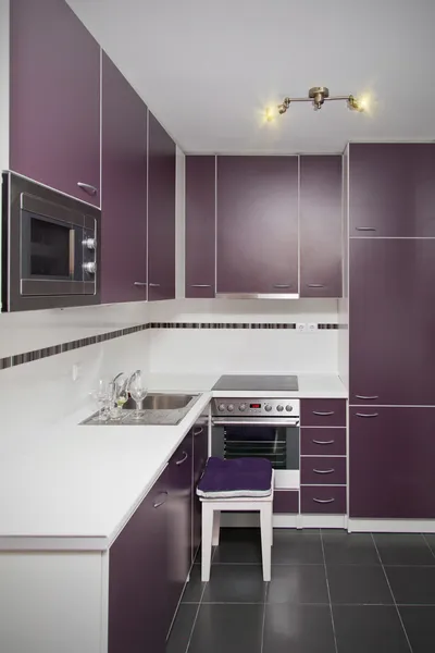 Современный небольшой кухни чистые дизайн интерьера — стоковое фото