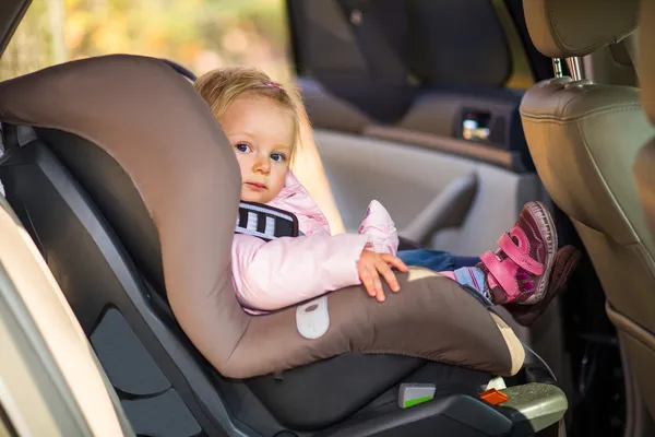 Младенческая девочка на автомобильном сиденье — стоковое фото