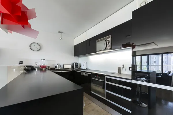Современный черно-белый кухонный интерьер — стоковое фото