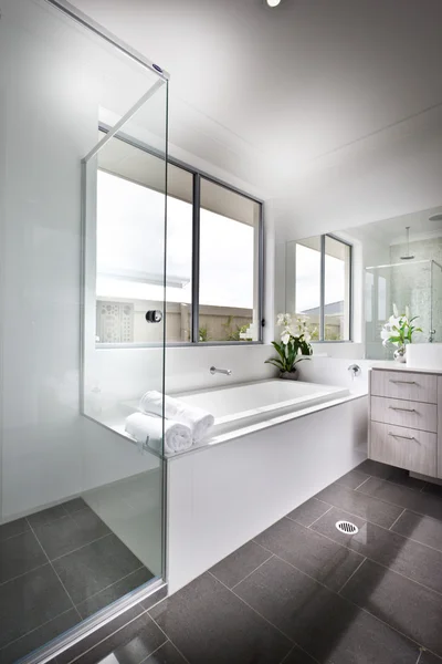 Современный интерьер ванной — стоковое фото