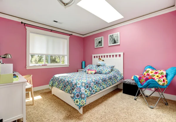 Красивая розовая спальня для девочек — стоковое фото