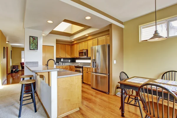 Кухонная комната с застекленной крышей и столовой — стоковое фото