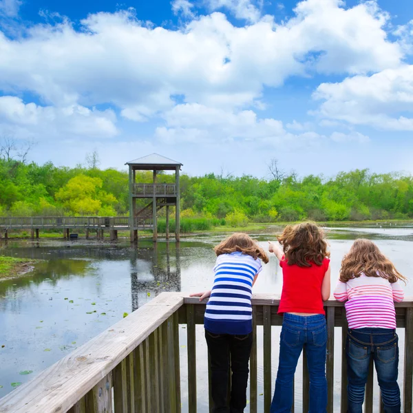 Девочки, глядя на озеро в парке в Техасе — стоковое фото