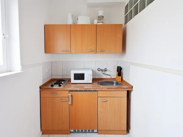 Небольшая кухня с мебельного гарнитура — стоковое фото