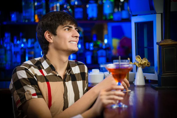 Молодой человек в баре — стоковое фото