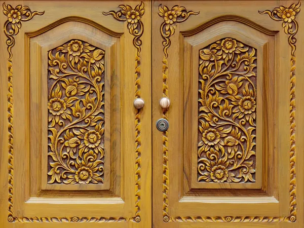 Двери деревянные резные — стоковое фото