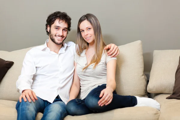 Счастливая пара на диване — стоковое фото
