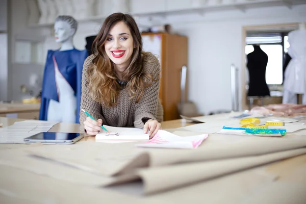 Счастливый модный дизайнер работает над ее конструкции в студии — стоковое фото