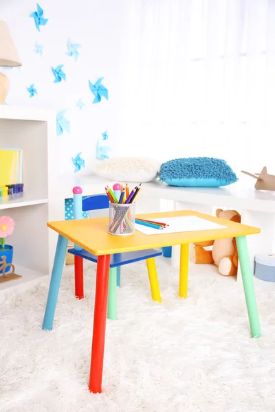 Современная игровая комната для детей с яркими таблицы — стоковое фото