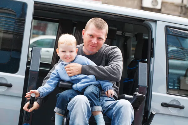 Мужчин-инвалидов с сыном на подъемник для инвалидов — стоковое фото