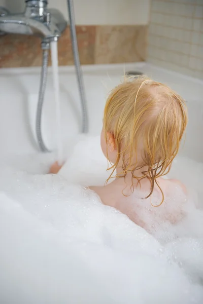 Детская пена для ванны. Вид сзади — стоковое фото