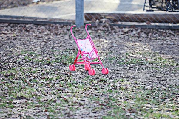 Игрушка детская коляска — стоковое фото