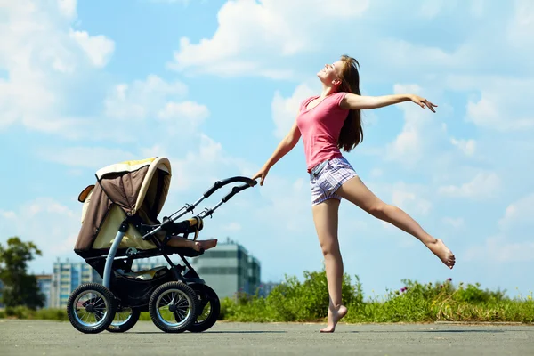 Молодая мама с коляской — стоковое фото
