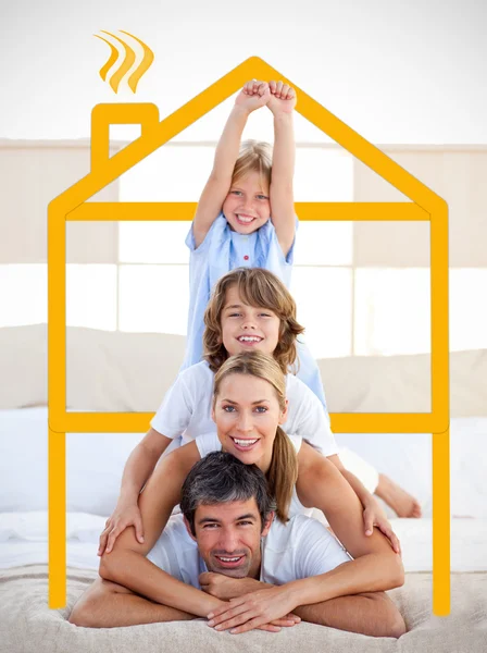 Семья весело с желтый рисунок дом — стоковое фото