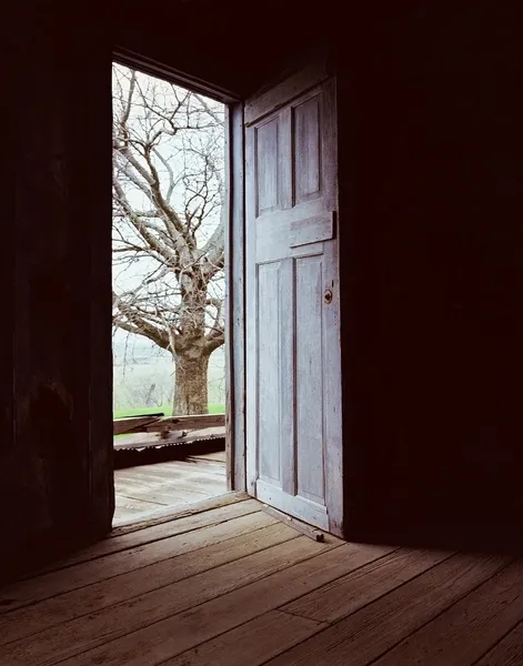 Открытых дверей тьмы к свету — стоковое фото