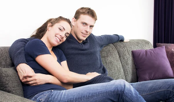 Счастливая пара на диване — стоковое фото