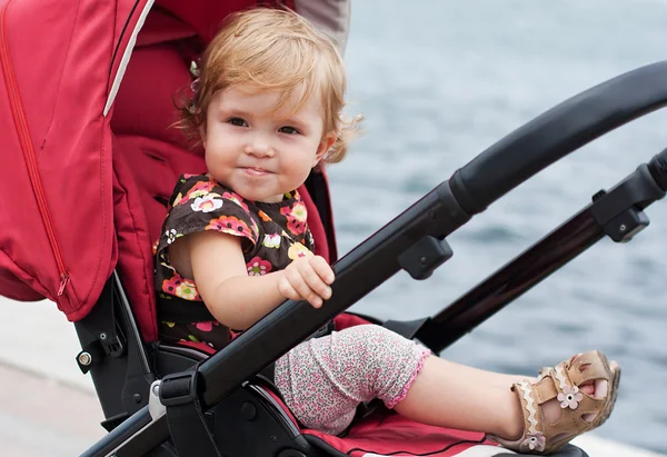 Счастливый ребенок в коляске — стоковое фото