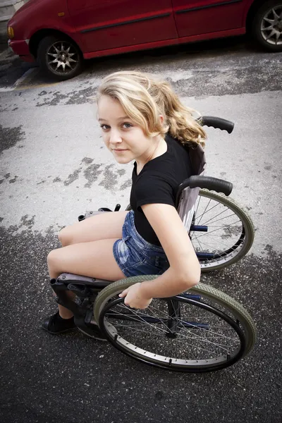 Ребенок в инвалидном кресле — стоковое фото