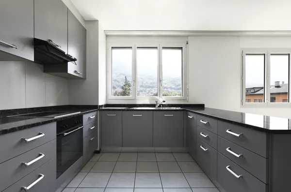 Вид из кухни новой мебелью квартира, серый — стоковое фото