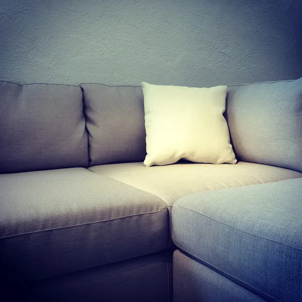 Угловой диван с белой подушке — стоковое фото