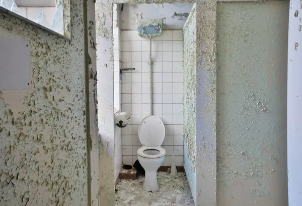Старый Туалет на заброшенном заводе — стоковое фото