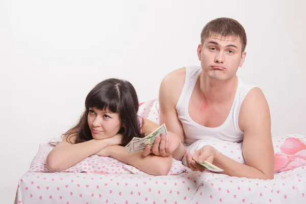 Молодая пара не является достаточно денег, чтобы купить квартиру — стоковое фото