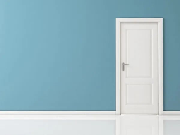 Белая дверь на синей стене, Светоотражающий пол — стоковое фото