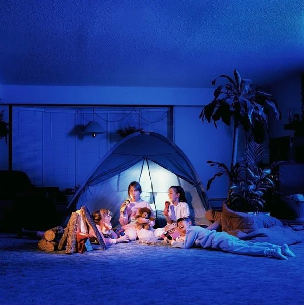 Дети играют под палатку в гостиной — стоковое фото
