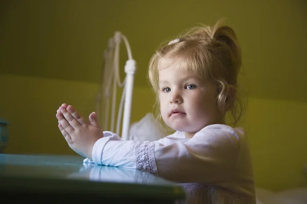 Молодая девушка молиться — стоковое фото