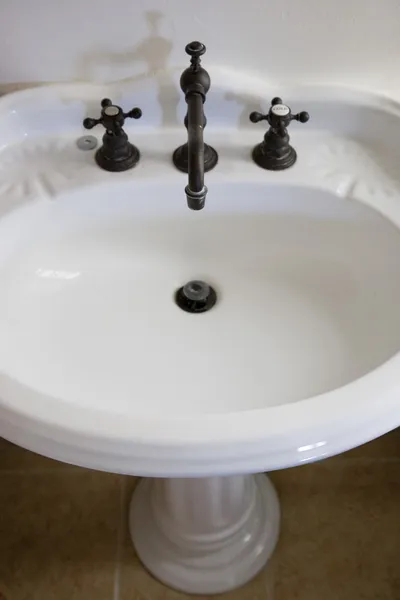 Белая Ванная пьедестал раковина — стоковое фото