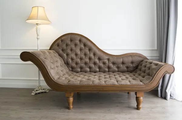 Коричневый диван с роскошный вид — стоковое фото