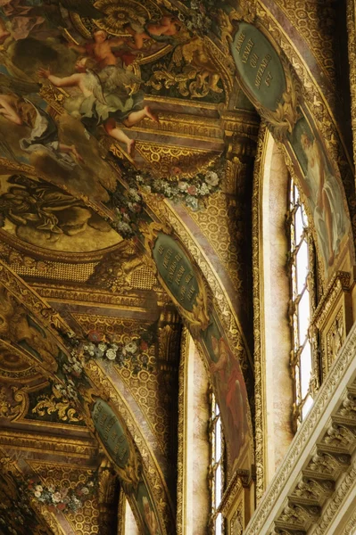 Фрески на потолке Шато де Версаль Париж — стоковое фото