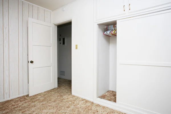 Пустая комната с белыми стенами и Шкаф гардероб — стоковое фото