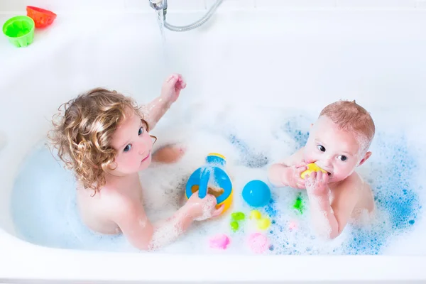 Дети играют в ванной — стоковое фото