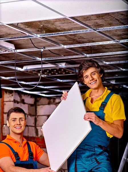 Двое мужчин установить подвесной потолок — стоковое фото