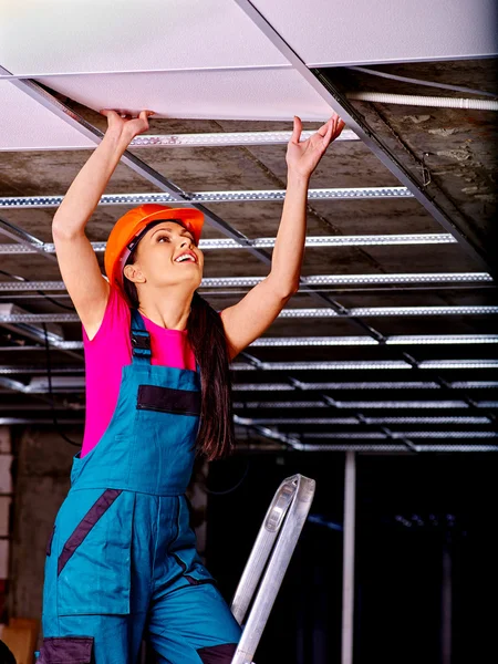 Женщина, установка подвесного потолка — стоковое фото