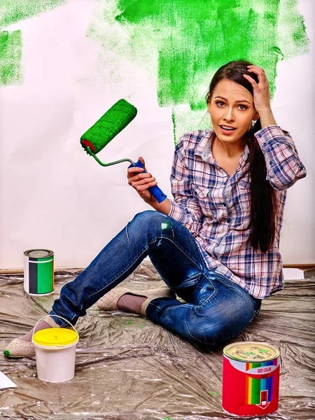 Стена краски женщины дома — стоковое фото