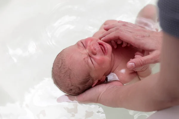 Новорожденный ребенок плачет в ванне — стоковое фото