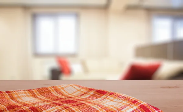 Кухонное полотенце на столе — стоковое фото