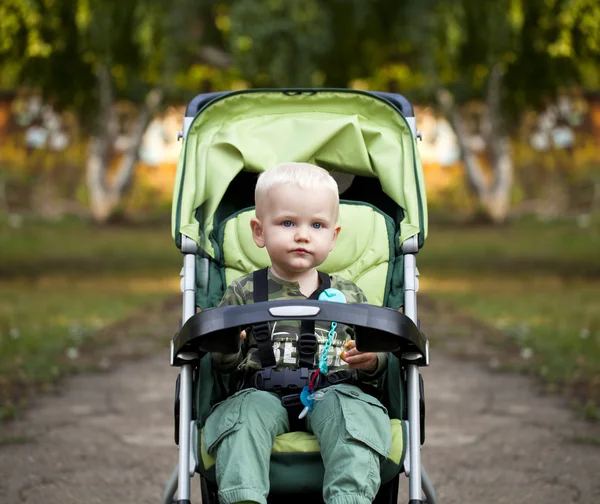Маленький мальчик, сидеть в коляске — стоковое фото