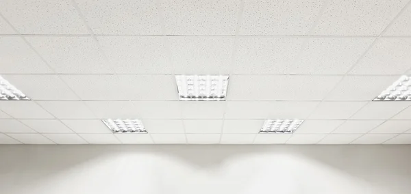 Люминесцентная лампа на потолке — стоковое фото