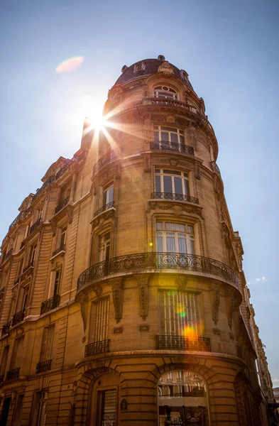 Фасад традиционное здание в Париже — стоковое фото