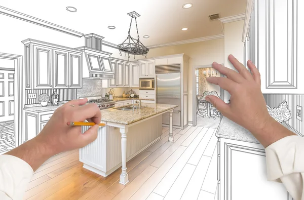 Самец руки зарисовок пользовательские кухня с фото показаны через — стоковое фото