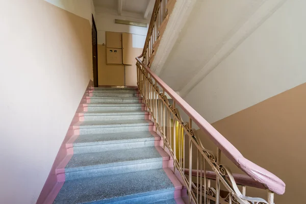 Лестница во входе старого жилого дома в Москве — стоковое фото
