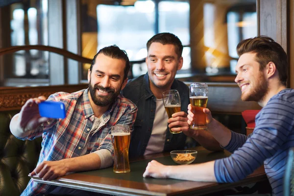Друзья, принимая selfie и пили пиво в баре — стоковое фото