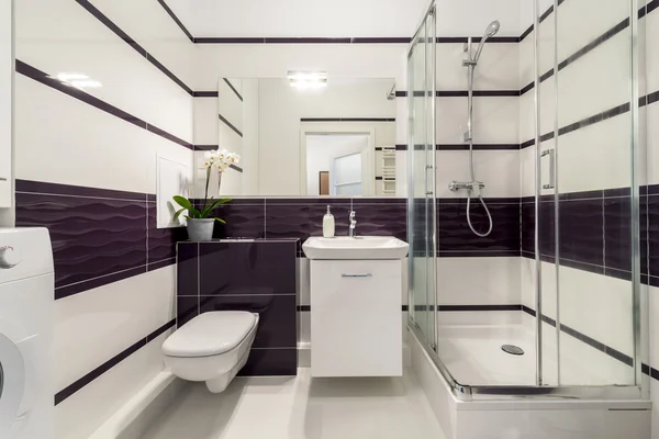 Современная ванная комната с душевой кабиной — стоковое фото