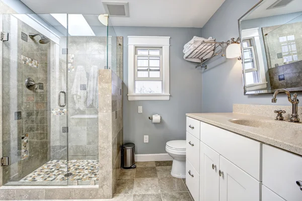 Интерьер современной ванной с душем дверь стекло — стоковое фото